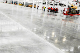 Piso industrial de acabado reflejante en nave de gran superficie